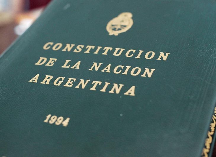 Según la Constitución Nacional, el Presidente puede vetar una ley total o parcialmente.