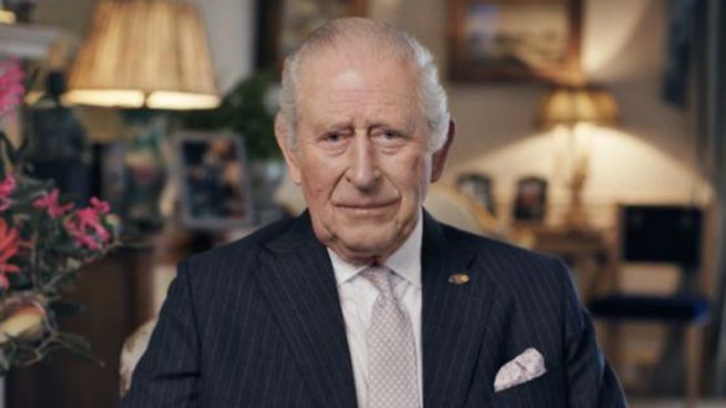 El rey Carlos III grabó su mensaje navideño desde la Abadía de Westminster.
