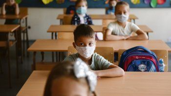 PRECAUCIÓN. Los menores que volvieron al aula debieron mantener la distancia social y utilizar barbijos.&nbsp;