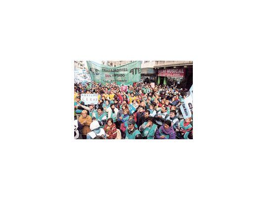 La postal de protestas salariales amenaza con multiplicarse en todo el país a partir de los nuevos fondos que recibirán las arcas provinciales por la inminente coparticipación de las retenciones a la soja.