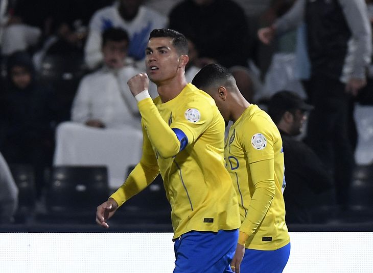 Cristiano Ronaldo prosiguió con su racha goleadora para Al-Nassr (suma 22 goles y 9 asistencias), en el triunfo por 3-2 ante Al Shabab, en un emocionante partido de la Liga Profesional de Arabia Saudita. Sin embargo, los hinchas locales corearon por Lionel Messi y el crack portugués les hizo gestos obscenos. Cristiano Ronaldo prosiguió con su racha goleadora para Al-Nassr (suma 22 goles y 9 asistencias), en el triunfo por 3-2 ante Al Shabab, en un emocionante partido de la Liga Profesional de Arabia Saudita. Sin embargo, los hinchas locales corearon por Lionel Messi y el crack portugués les hizo gestos obscenos.