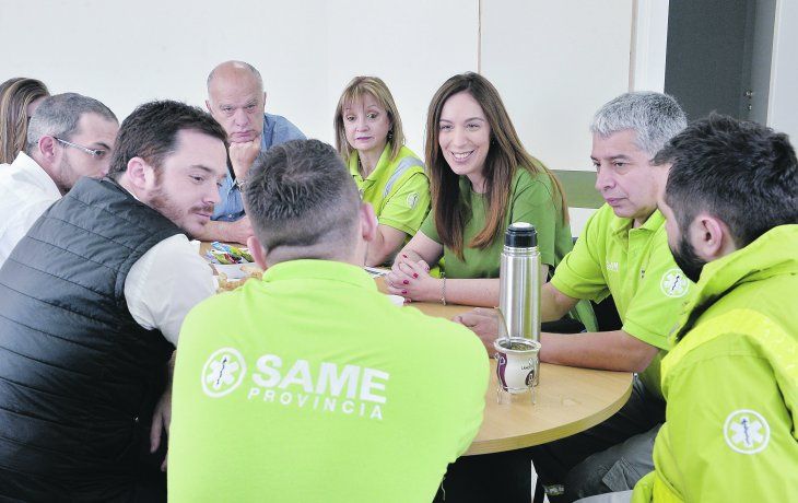 Contacto. M. E. Vidal retom&oacute; esta semana su participaci&oacute;n activa en la gesti&oacute;n. Ayer se reuni&oacute; con operarios de SAME Lan&uacute;s en el Centro de Atenci&oacute;n Primaria Dr. Gerli, que construy&oacute; y equip&oacute; la provincia y se inaugurar&aacute; pronto.