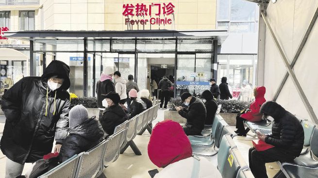 FOCO. Un grupo de personas espera frente un hospital de Shanghái para ser atendidas por posible covid-19. Esa ciudad en uno de los epicentros del brote en curso.