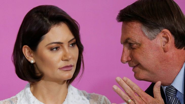 La primera dama brasileña, Michelle Bolsonaro, fue muy criticada en su país por vacunarse en Nueva York.