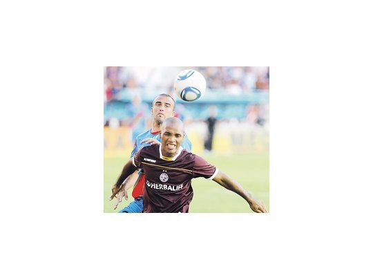 Mario Regueiro le gana las espaldas a Cristian Álvarez y cabecea al gol. El pase de Camoranesi había sido estupendo.