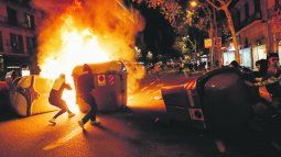 sacude a europa una ola de protestas violentas contra las nuevas restricciones por covid-19