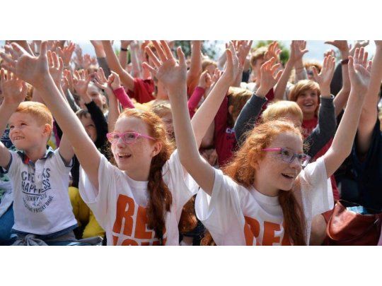 Francia: miles de pelirrojos se congregaron en un festival por el orgullo colorado