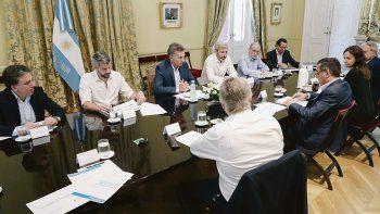 Respiro. Mauricio Macri, ayer, en medio de la reunión de Gabinete. Hubo llamada de forma con María Eugenia Vidal para dar a conocer una decisión que ya estaba tomada hace tiempo.&nbsp;