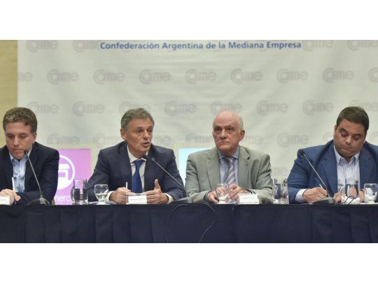 Jorge Triaca, Nicolás Dujovne y Francisco Cabrera explicaron los alcances de las iniciativas ante Confederación Argentina de la Mediana Empresa. Esta semana se habían reunido con la UIA.