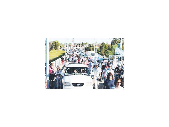 Los ambientalistas de Gualeguaychú volvieron a movilizarse ayer para rechazar la presencia contaminante de la pastera finlandesa y para respaldar la decisión de ir a La Haya para denunciar violación del fallo de 2010 y del Tratado del Río Uruguay.