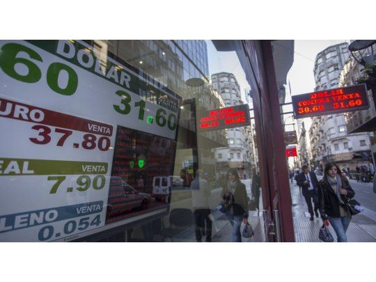 El BCRA vendió u$s 210 millones para contener al dólar, que igual marcó nuevo récord de $ 31,57