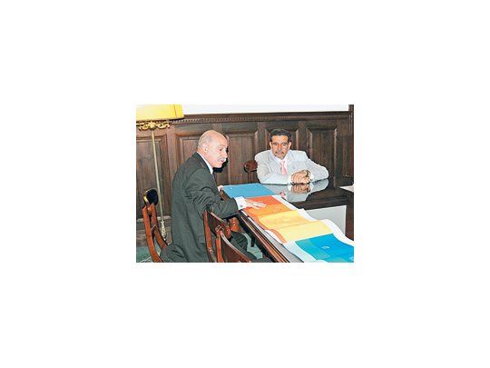 El gobernador Beder Herrera y Juan José Ciácera, durante la firma de los convenios.