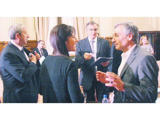 Alerta. El senador radical Julio Cobos alertó sobre los proyectos cruzados y apuntó a Diputados. En el medio, Claudio Cesario, de ABA, se dirige al final de la reunión al peronista disidente Roberto Basualdo. Foto: Ignacio Petunchi.