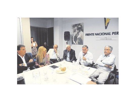 Tensión en cumbre de intendentes peronistas: Julio Pereyra se quejó de proyecto macrista de reemplazar por una agencia la Federación de Municipios. Julio De Vido hizo cristinismo bajo la mirada pensativa de Rafael Follonier.