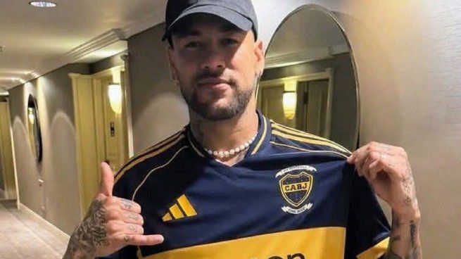 Neymar posando con la camiseta de Boca.
