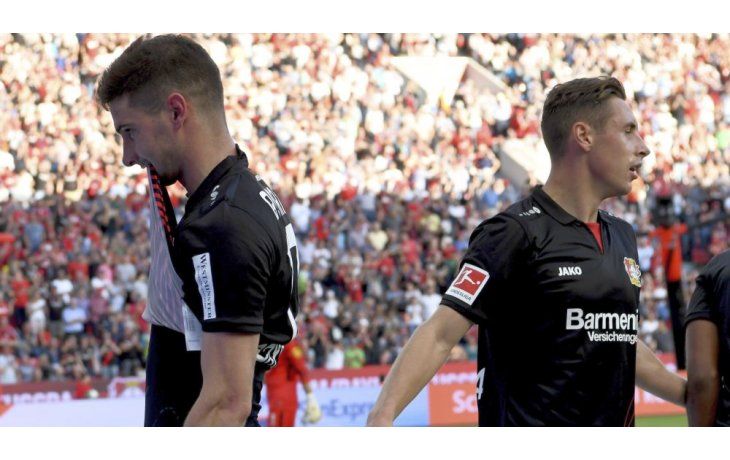 Lucas Alario muestra la remera con un mensaje para su mamá.
