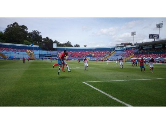 San Lorenzo ganó en su último amistoso por Centroamérica con la buena noticia del debut de Fabricio Coloccini. (Foto prensa Clus Social y Deportivo Municipal).