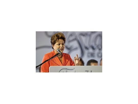 Rousseff viajó a Bahía con su familia y se hospedará en la base naval de Aratú.
