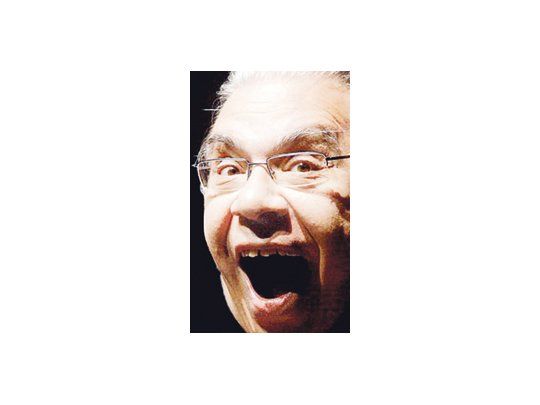 En «Antes que me olvide», Enrique Pinti vuelve a dirigir sus dardos a la clase política, y acierta cuando abandona el puntero pedagógico para entregarse al absurdo.