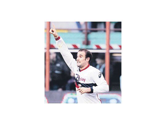 Rodrigo Palacio convierte el primer gol del Genoa. El segundo fue obra de Mauro Boselli, que debutó en la liga italiana con un festejo en la red.