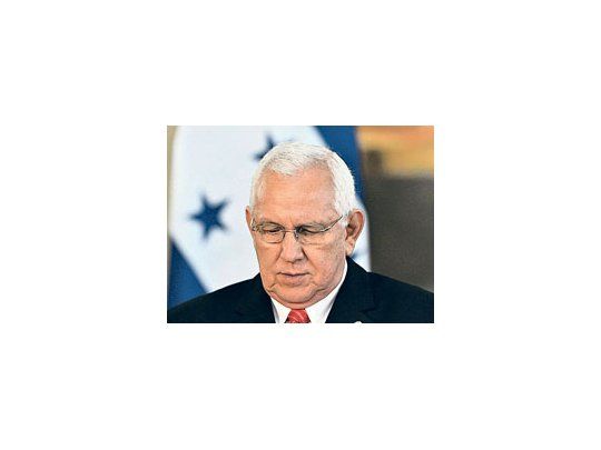 Roberto Micheletti intenta perforar el repudio internacional, pero su canciller, Enrique Ortez, lo complica.