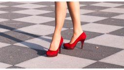 Un buen par de zapatos planos no solo te mantendrá cómoda, sino que también elevará cualquier look.