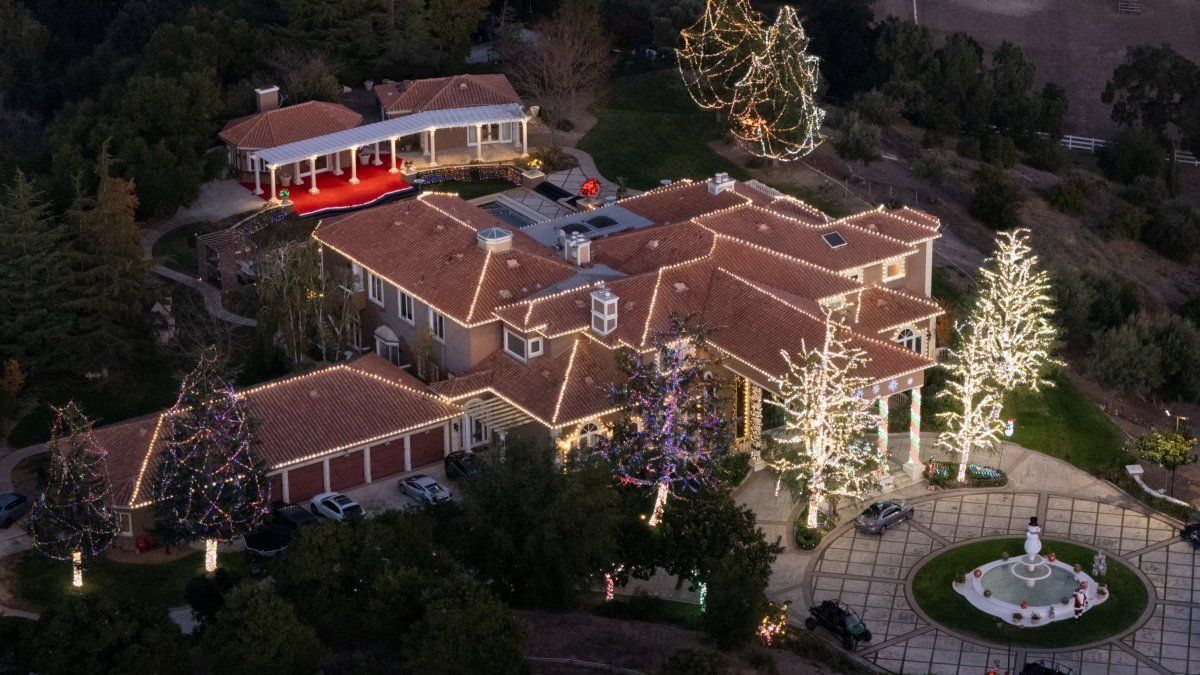 Jamie Foxx surprises with the extravagant Christmas decoration of his mansion