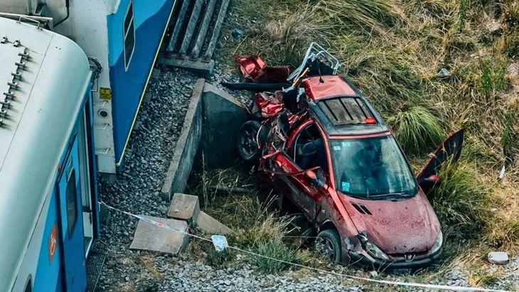 El Peugeot 206 fue embestido por una formación de Trenes Argentinos que cubría el recorrido Buenos Aires–Mar del Plata. El Peugeot 206 fue embestido por una formación de Trenes Argentinos que cubría el recorrido Buenos Aires–Mar del Plata.