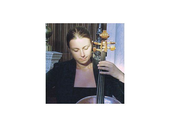 Emanuela Vozza, del movimiento que se propone salvar la producción de instrumentos de época, cuyas cuerdas se fabrican con tripa vacuna.