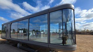 Un modelo en exhibición en el partido de Tigre: unidad cápsula montada en un predio urbano, con estructura metálica y cerramientos vidriados de alta resistencia Un modelo en exhibición en el partido de Tigre: unidad cápsula montada en un predio urbano, con estructura metálica y cerramientos vidriados de alta resistencia