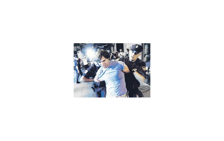 Un ultraortodoxo arenga ayer en Jerusalén a jóvenes y niños durante la protesta contra la reforma de la ley de servicio militar.