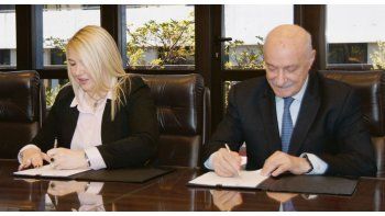 Acuerdo. La gobernadora Bertone y el secretario general del CFI, en la firma de los convenios.
