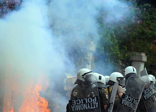 Grecia: tras un día de extrema violencia, el presidente advirtió que el país está al borde del abismo  (foto 1)
