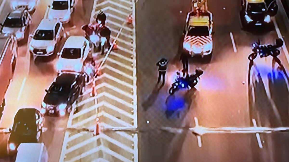 Caos y colapso en Autopista 9 de Julio Sur: tres delincuentes persiguieron a un motociclista para asaltarlo y uno murió atropellado