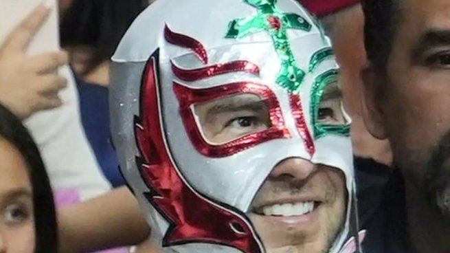 Checo Pérez intentó pasar inadverido en las Fiestas de Octubre de Guadalajara vistiendo una mascara de lucha libre. Obviamene no logró su cometido.