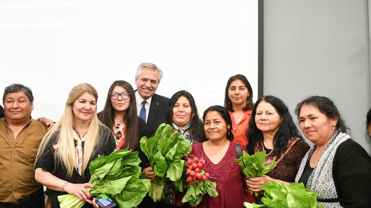 Government signed agreements between cooperatives and Chango Más to boost the popular economy