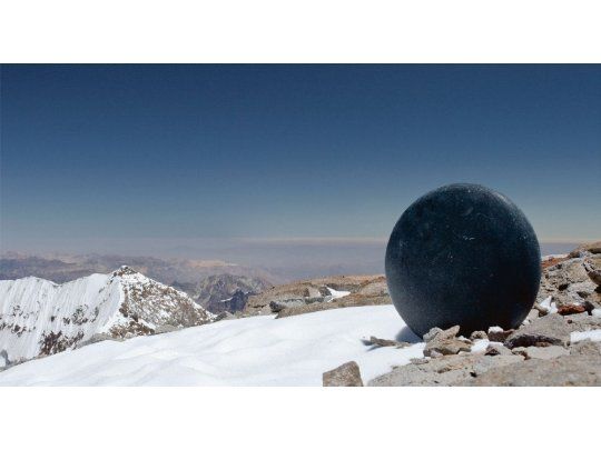 Marturano. La “Ofrenda al Aconcagua” fotografiada en la cumbre. El artista se formó en la Tama Art University de Tokio, y la montaña es siempre su fuente de inspiración.