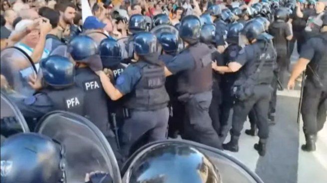 Nuevamente la policía reprimió en las inmediaciones del Congreso.