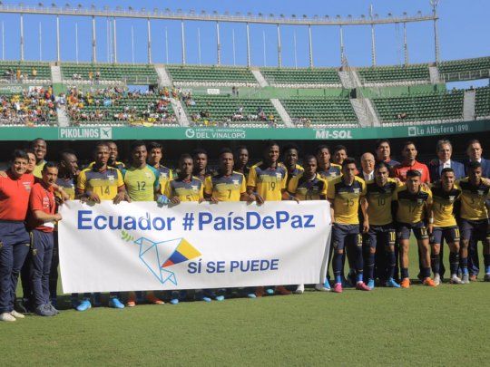 Con esta pancarta salió la selección de Ecuador a la cancha.