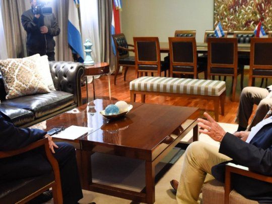 Epígrafe: El gobernador Gustavo Bordet, durante la reunión de trabajo con el embajador argentino ante la República Popular China, Diego Guelar, en la Casa de Entre Ríos.