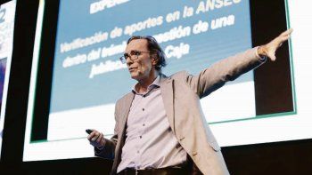 Foco. En su disertación, el ministro de Finanzas, Osvaldo Giordano, hizo hincapié en que la gestión robotizada agiliza trámites y reduce costos.