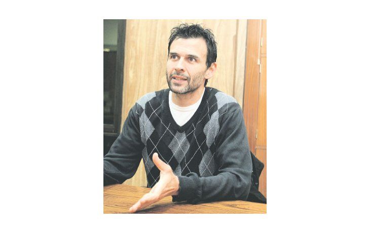 ámbito.com | MULTIFACÉTICO. Germán Bermúdez dirige en el Nacional B, interpreta a Serrat y hace locución con la misma pasión.
