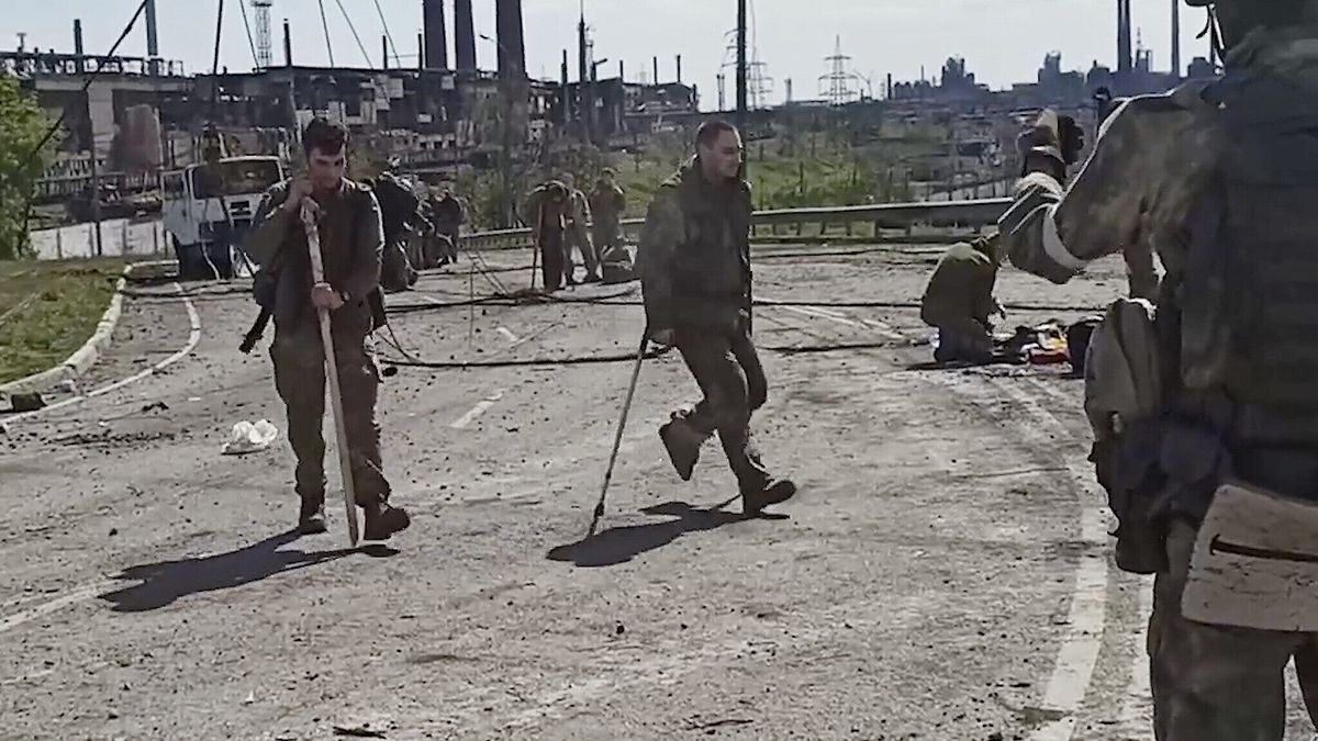 Ukraine ordered the last combatants in Mariupol to lay down their weapons