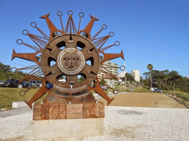 Un&nbsp;sol&nbsp;para&nbsp;Atlántida&nbsp;es una&nbsp;escultura&nbsp;en homenaje al pintor uruguayo Carlos Páez Vilaró que se encuentra ubicada en la playa mansa