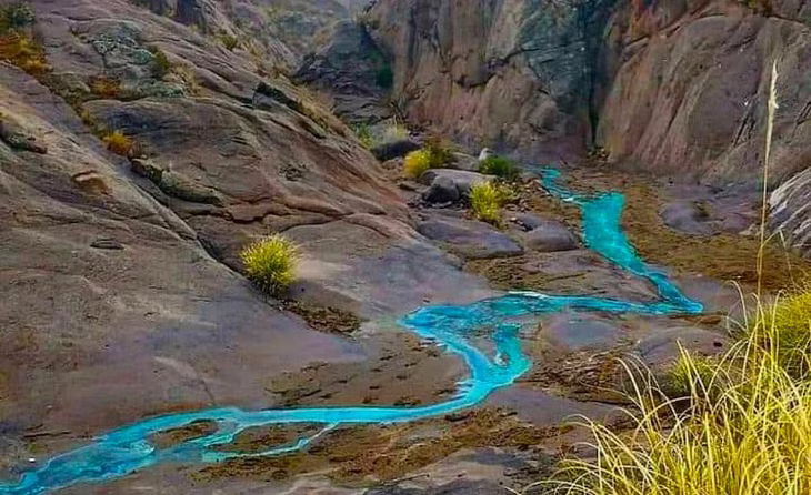El turismo en San Juan suma un nuevo imperdible: paisajes imponentes, altura extrema y un arroyo de color único que deslumbra a cada paso.  