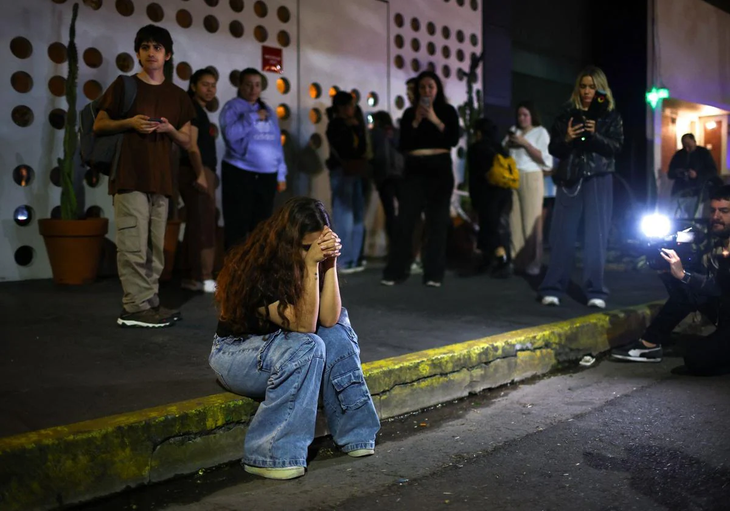 Fans montaron un altar en las afueras del hotel donde falleció el artista. Fans montaron un altar en las afueras del hotel donde falleció el artista. 