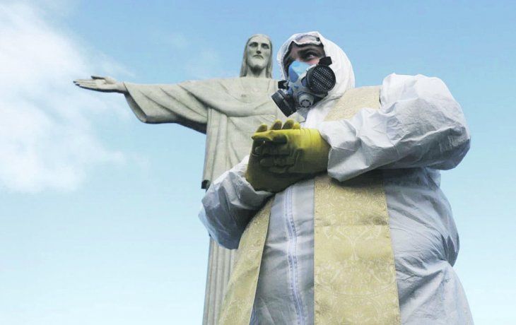 Rezo. Un cura lidera una ceremonia religiosa en Río de Janeiro.