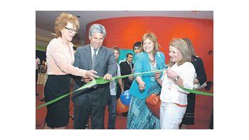 La rectora de la Universidad de La Punta, Alicia Buñuelos; el candidato a gobernador, Claudio Poggi; y la intendente de la ciudad de San Luis, Alicia Lemme, durante la inauguración de la exposición tecnológica.