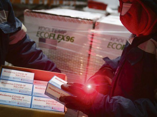 Dosis. Las 901.040 vacunas Moderna destinadas a adolescentes de entre 12 y 17 años con factores de riesgo comenzaron a distribuirse ayer entre las provincias.