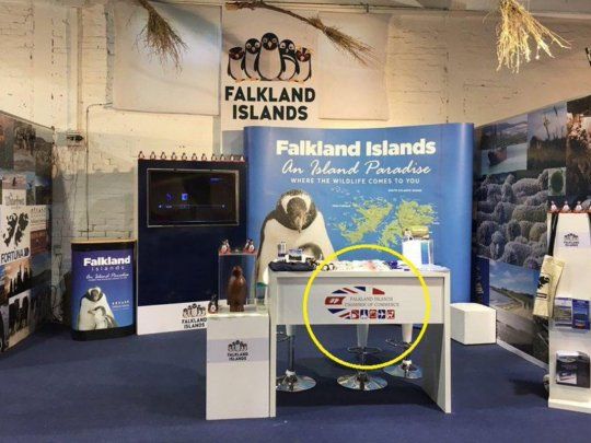 Stand de las Islas Malvinas en una feria de Uruguay, bajo la denominación inglesa: Falkland Islands.